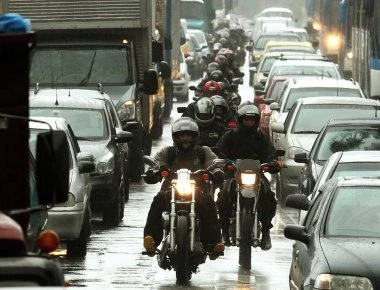 Δείτε τι έκανε μια γυναίκα στη μέση του δρόμου ενώ είχε κολλήσει στην κίνηση (βιντεο)